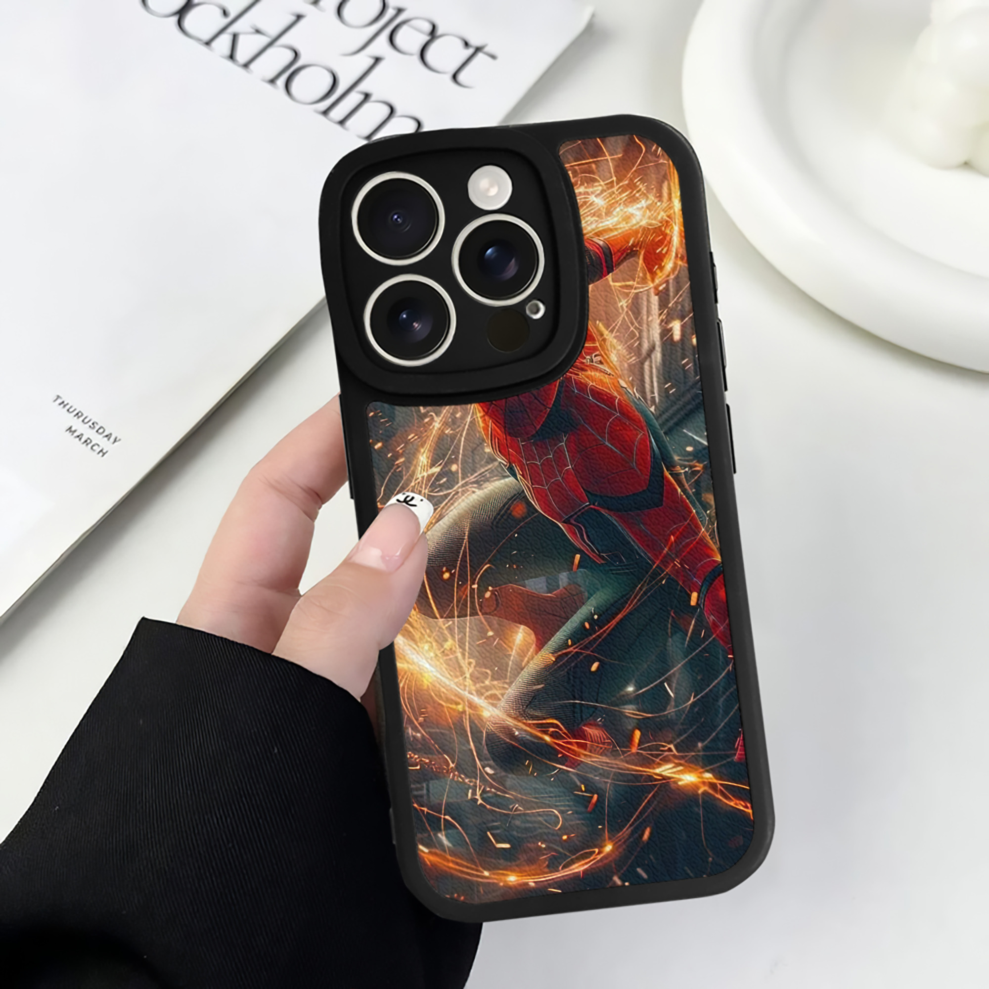 Spider Man スパイダーマン 【iPhone 16シリーズ対応】シリコンスマホケース（レザー調） 材質：シリコン